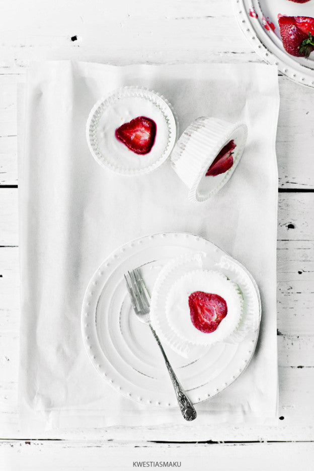 Gourmand: White cupcakes with strawberries
