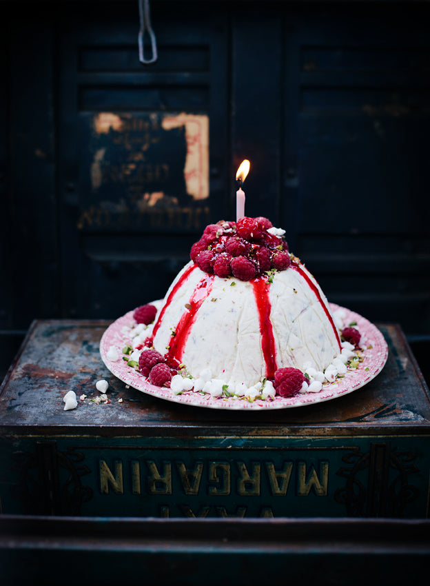 Vanilla ice cream cake with raspberries and pistachios